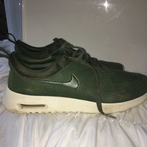 dark green nike shoes